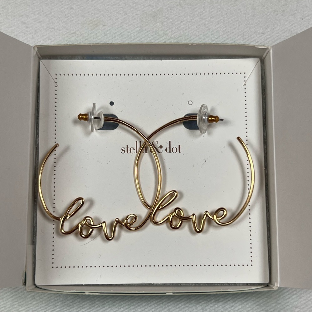 NIB Stella & Dot Gold Plated Wire Love Hoop Earrings Boxed no lid